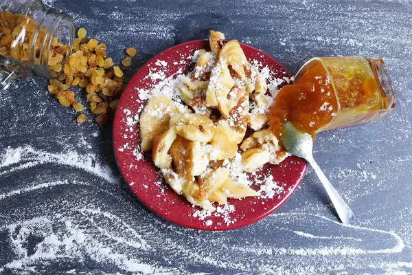Kaiserschmarrn, Austrian dessert recipe with jam and raisins (Flip 2019)