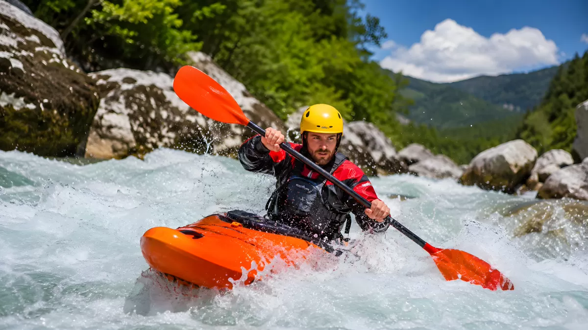 Kajakfahrer navigiert Wildwasser zwischen Felsen
