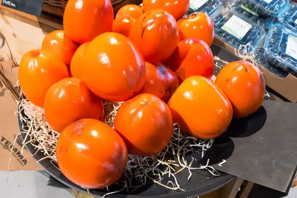 Kakipflaumen im Supermarkt