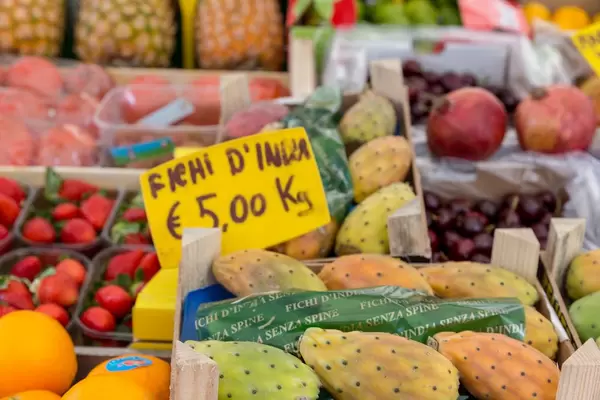 Kaktusfrüchte an einem Marktstand in Rom