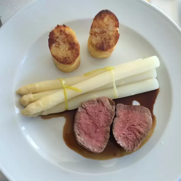 Kalbsfilet mit Spargel, Sauce Hollondaise und Briocheknödel. #yummy #nomnom #instafood #foodporn #foodfestival #happy #picoftheday #meat