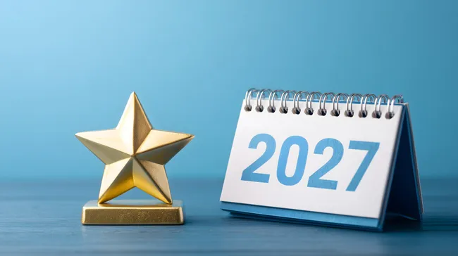 Kalenderblatt 2027 neben goldener Trophäe
