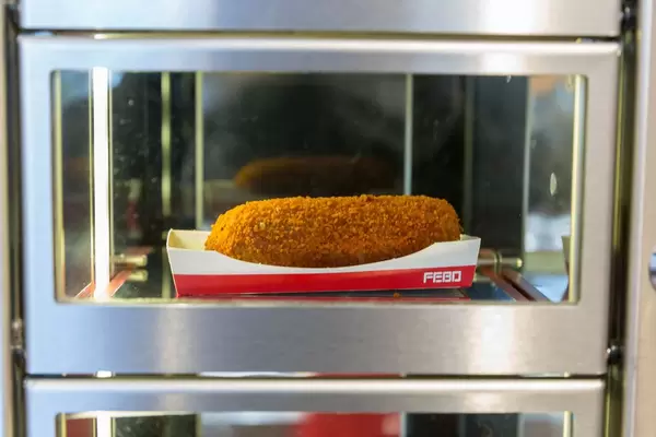Kalfsvleeskroket der Schnellrestaurantkette Febo in Wärmeofen