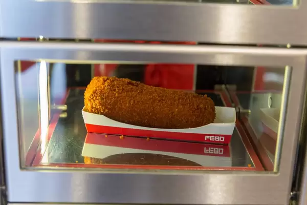 Kalfsvleeskroket holländische Krokette gefüllt mit Fleisch in Febo-Automaten-Imbiss