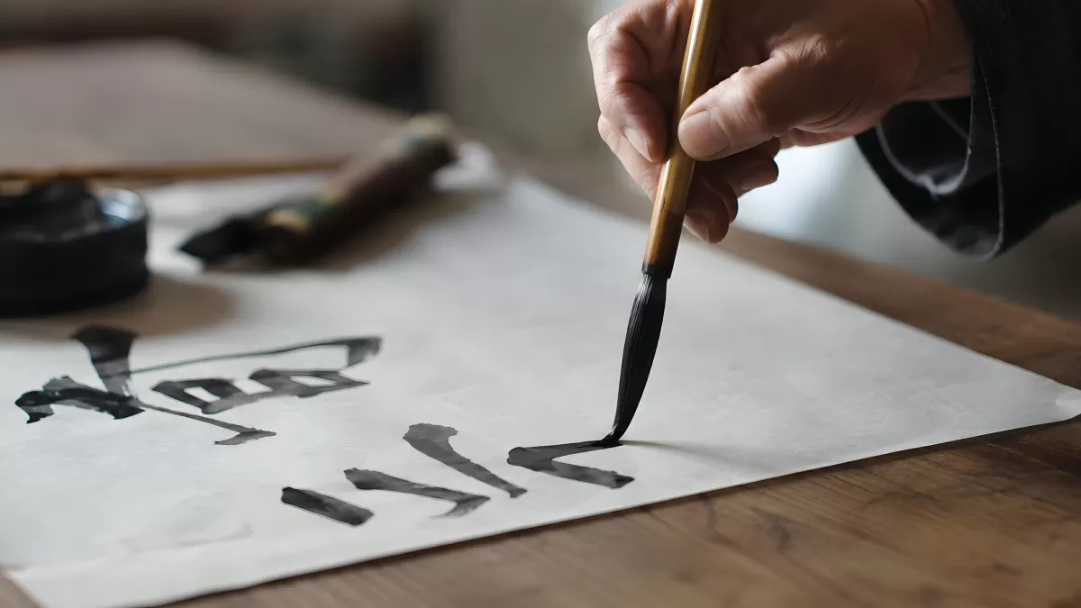 Kalligrafie mit Pinsel auf Reispapier in Nahaufnahme