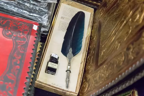 Kalligrafie-Set bestehend aus Schreibfeder und Tinte