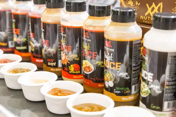 Kalorienarme Light Sauce von XXL Nutrition in verschiedenen Geschmacksrichtungen, zum Probieren auf den Messetagen der Fibo in Köln