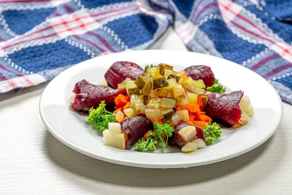 Kalorienreduzierter Salat aus Gemüsen auf einem weißen Teller