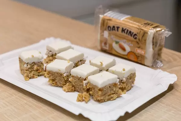 Kalorienreicher Haferriegel von Oat King mit Möhren, zum Probieren auf der Fibo-Messe in Köln
