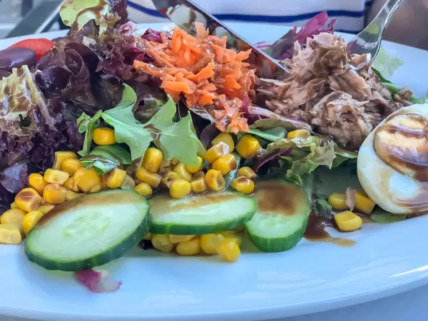 Kalorienreicher Salat mit Tunfische, Ei, Gurke, Mais, Kohl und Karotte