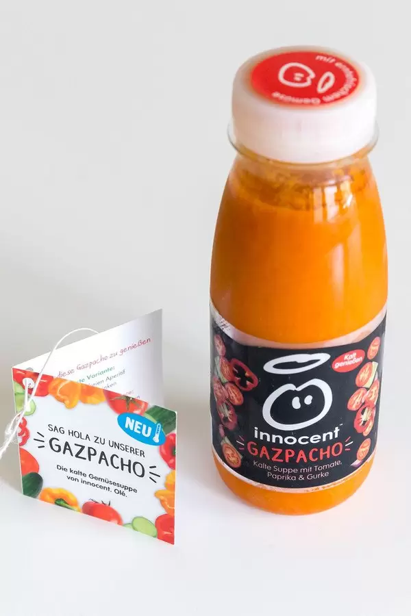 Kalte Gemüsesuppe "Gazpacho" von Innocent aus rohem Gemüse wie Tomaten, rote Paprika und Gurke, Knoblauch und Olivenöl, in kleinen Flaschen