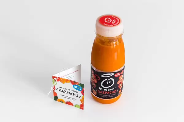 Kalte "Gazpacho" Gemüsesuppe von Innocent, mit Tomaten, Paprika und Gurke, in einer kleinen Plastikflasche