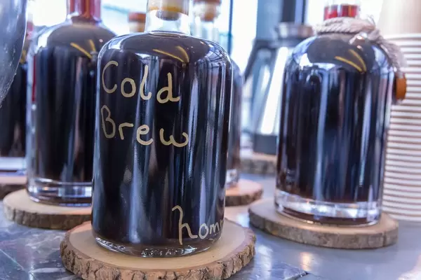 Kalter Kaffee in einem Gefäß auf einem Buffet