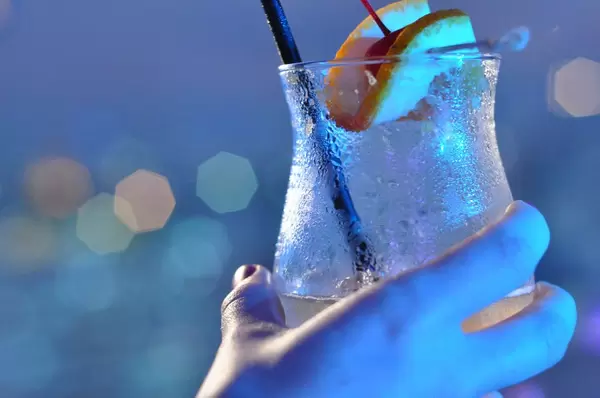 Kaltes, erfrischendes Getränk in der Hand mit unscharfem Hintergrund