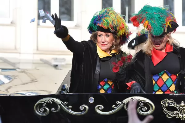 Kamelle werfend am Rosenmontagszug