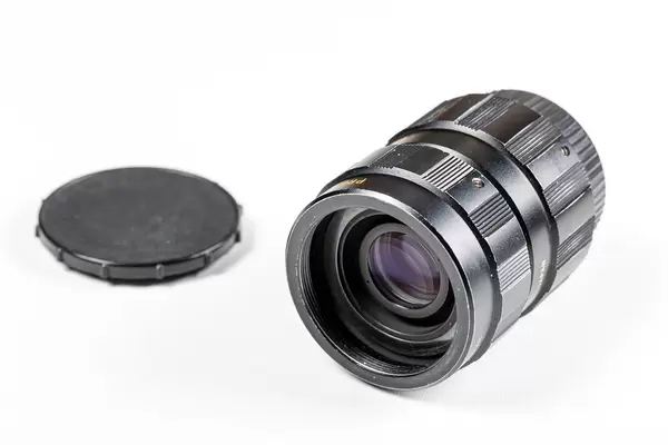 Kamera Objektiv mit Schutz auf weißem Hintergrund