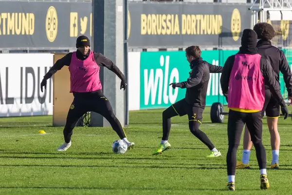 Kampf um den Ball beim Training: Manuel Akanji und Mario Götze