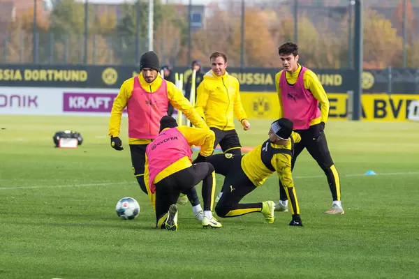 Kampf um den Ball und voller Einsatz beim BVB Training mit Mats Hummels und Mario Götze