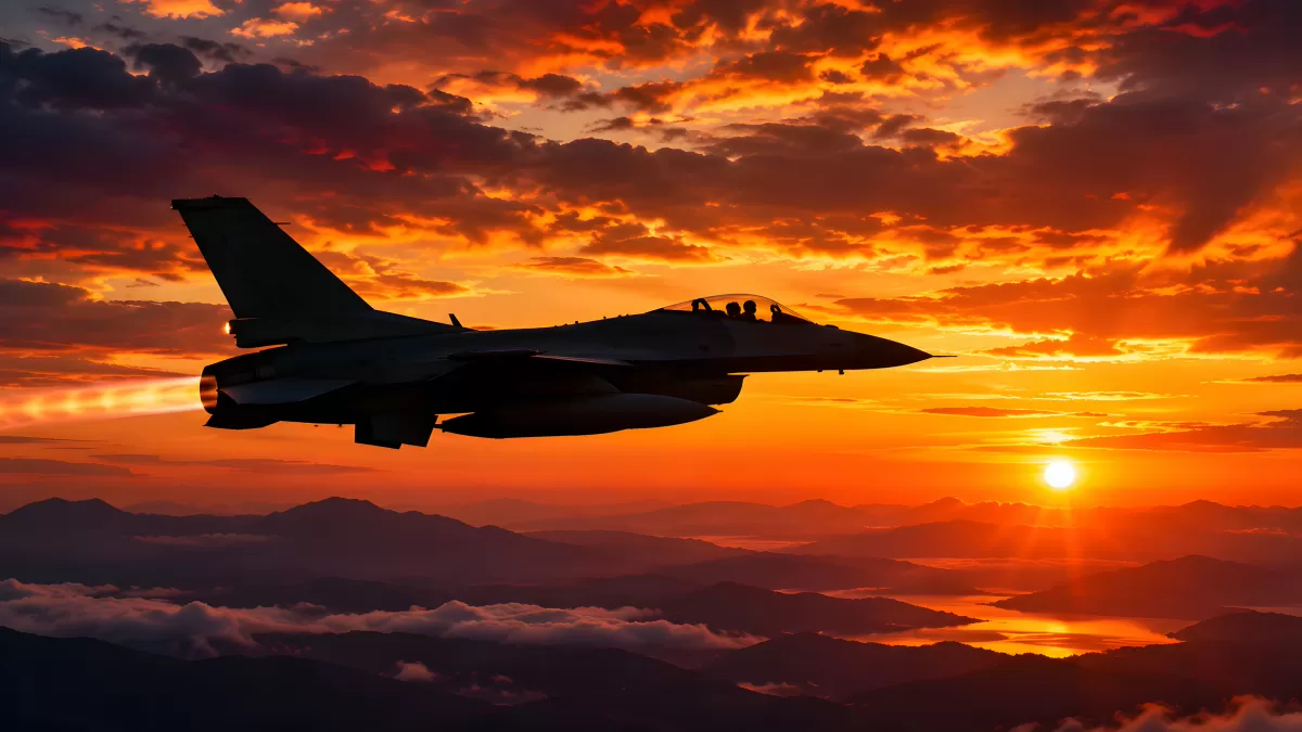 Kampfjet als Silhouette vor glutrotem Abendhimmel