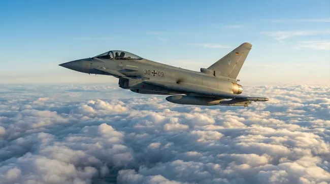 Kampfjet der deutschen Luftwaffe fliegt über Wolkendecke