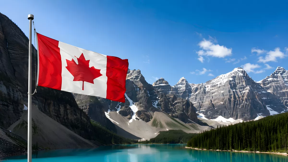 Kanadische Flagge vor dem türkisen Moraine Lake