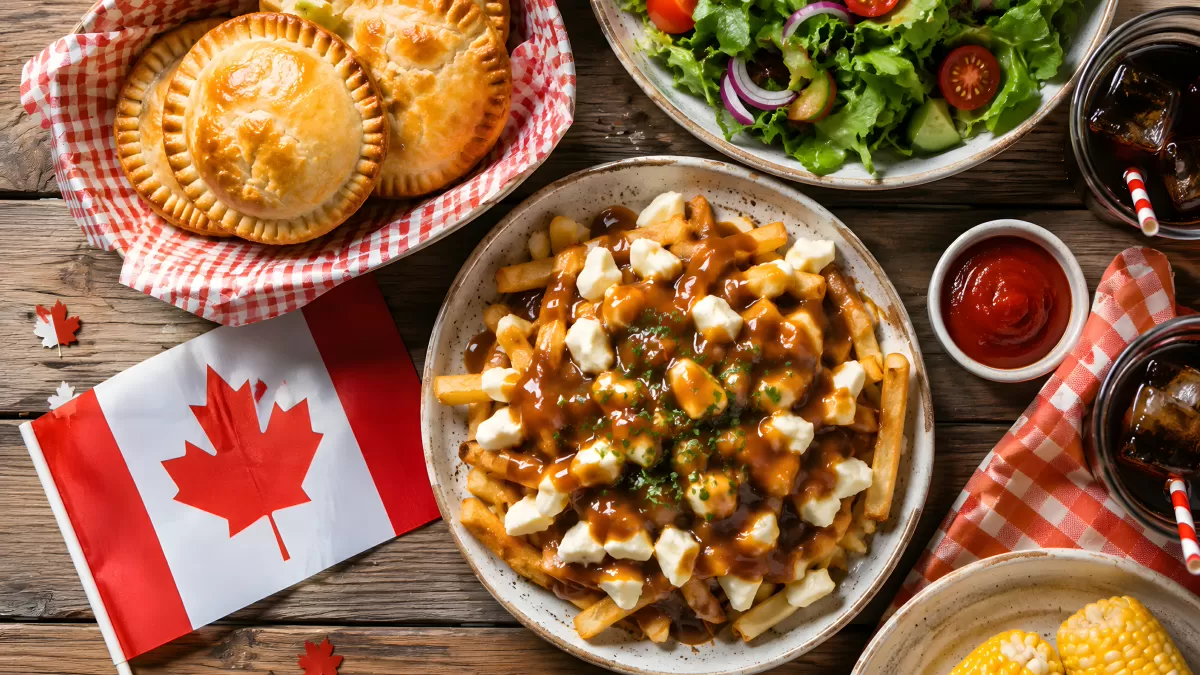 Kanadische Poutine mit Käse und Soße auf Holztisch