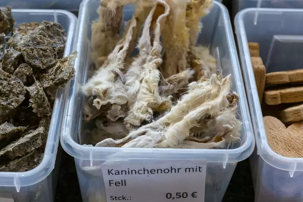 Kaninchenohren mit Fell werden als Hundeleckerlies auf der Hundemesse 2019 in Köln verkauft