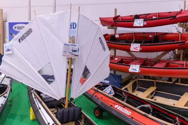 Kanus und Nautiraid, Windsegel zur Montage auf Kanus in Ausstellung
