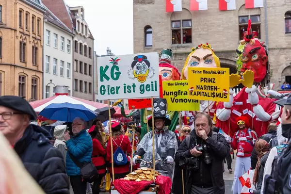 Kapitalismuskritiker Pappnasen rot-schwarz beim Rosenmontagszug am Severinstor in Köln
