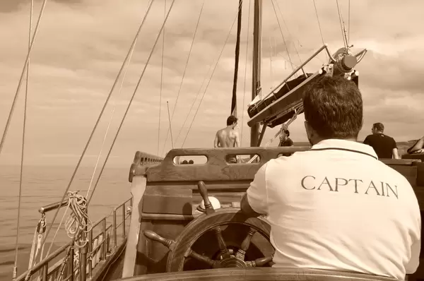 Kapitän auf Segelboot