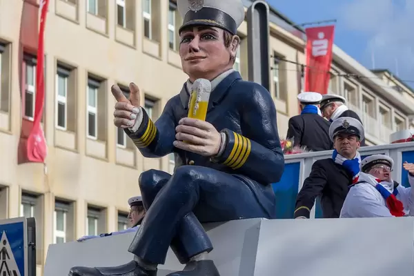 Kapitän mit Bierglas auf dem Wagen des Tanzkorps KG Mullemer Junge - Kölner Karneval 2018