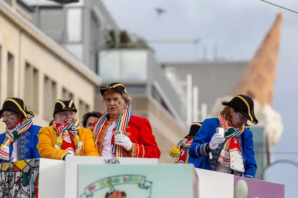 Kapitäne auf einem Wagen beim Rosenmontagszug - Kölner Karneval 2018