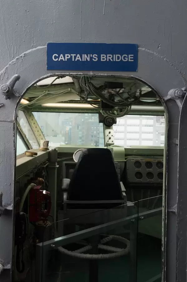 Kapitänsbrücke auf dem Flugzeugträger Intrepid in New York City, USA