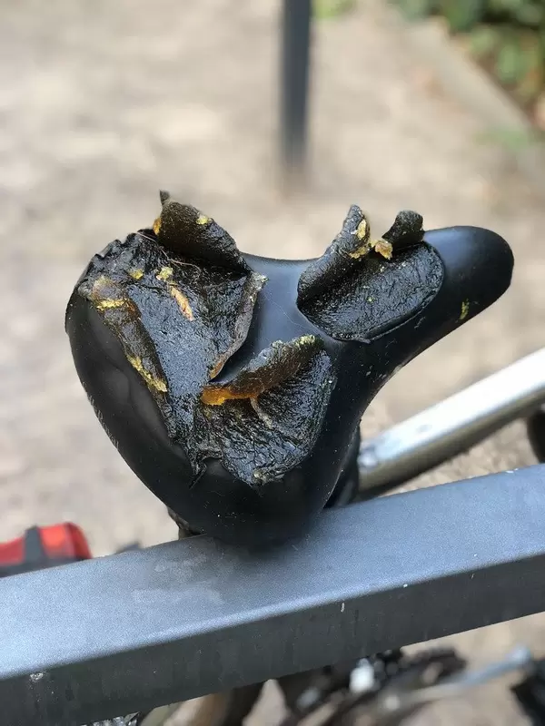 Kaputter, gerissener Fahrradsattel