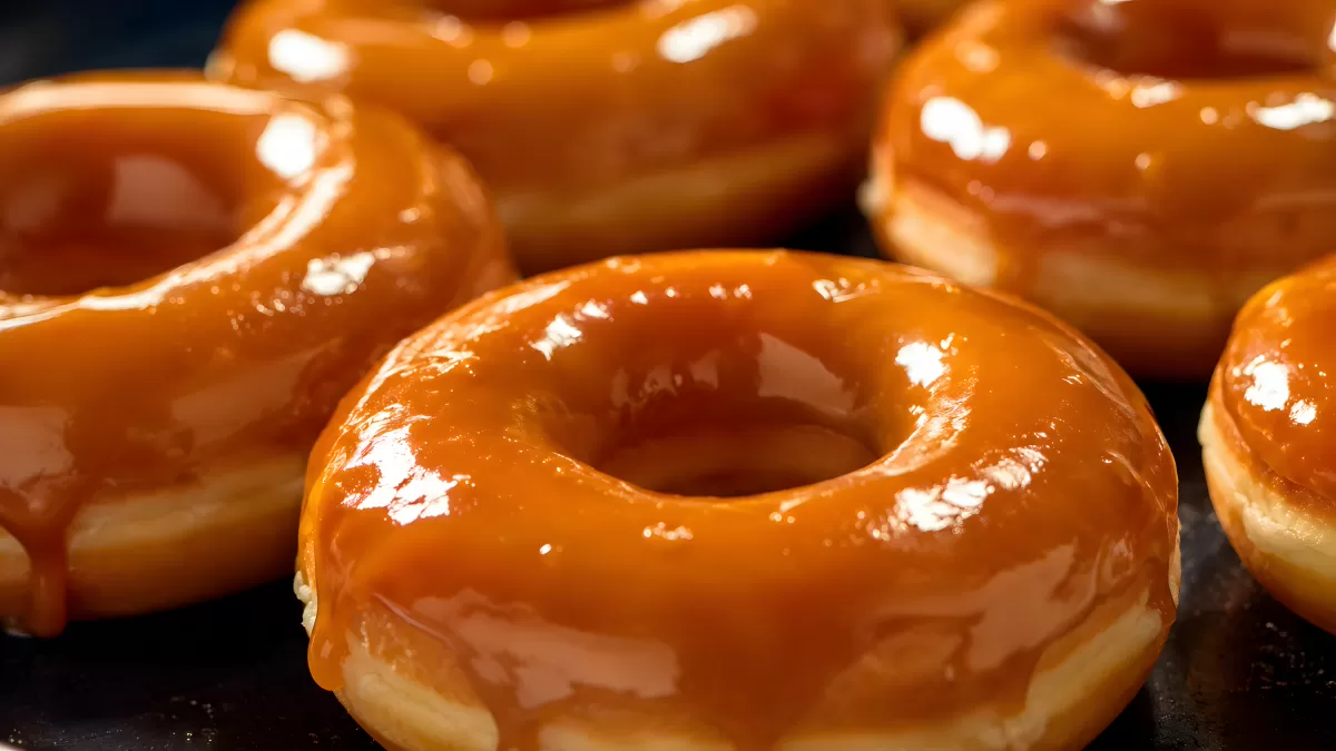 Karamell-Donuts mit glänzender Glasur auf Tablett