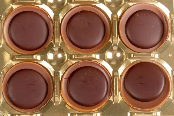 Karamell-Schokolade mit Haselnuss in einer Verpackung Draufsicht