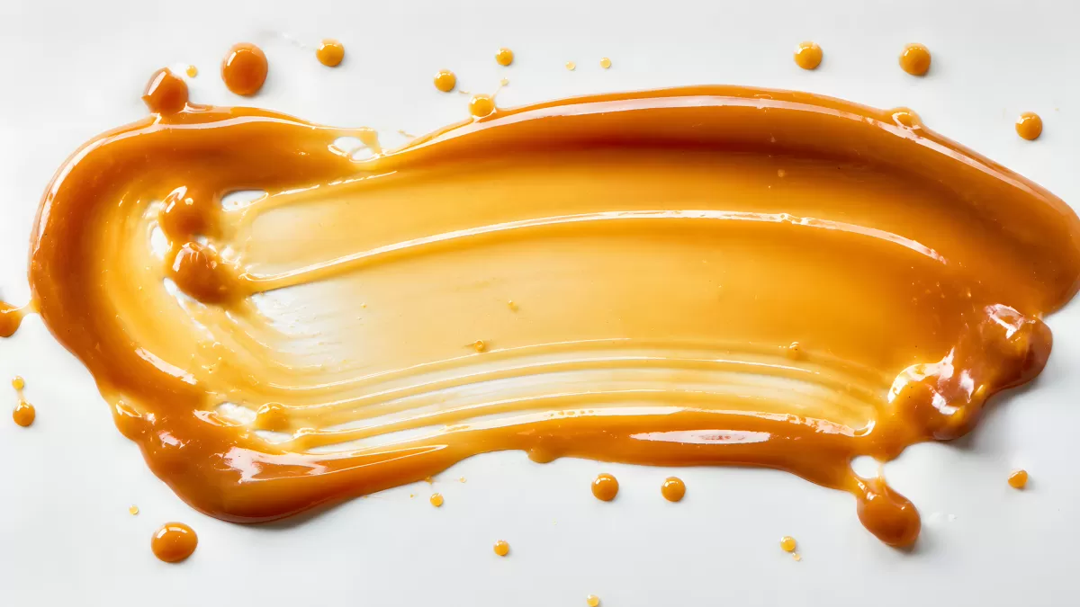 Karamellsauce auf weißem Hintergrund – Nahaufnahme