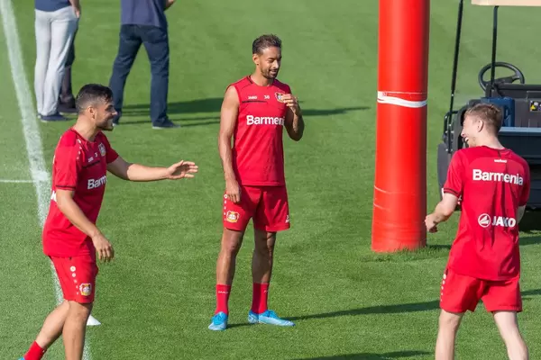 Karim Bellarabi und seine Mannschaftskollegen haben Spaß beim Fußballtraining des Bayer 04 Leverkusen