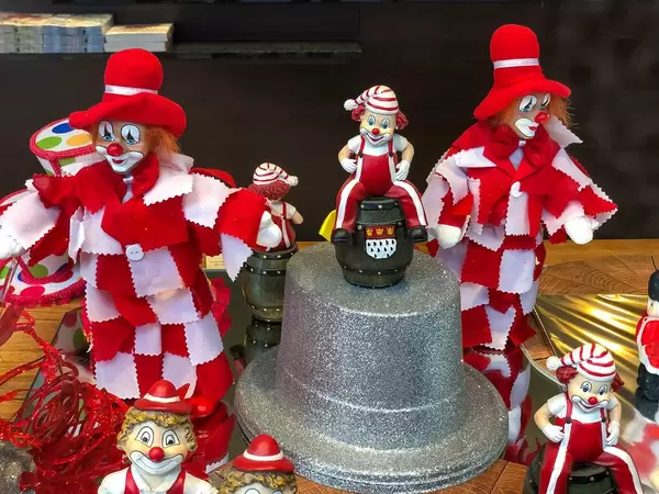 Karneval in Köln: Deko mit Clowns im typischen rot-weiß Kostüm