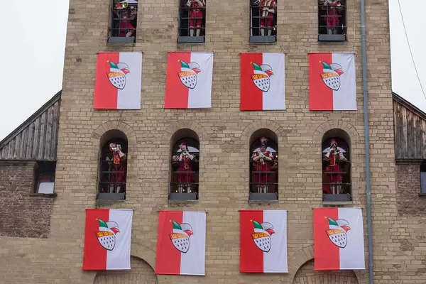 Karneval in Köln mit Blaskapelle im Gardekostüm in den Fensterbögen der Severinstorburg