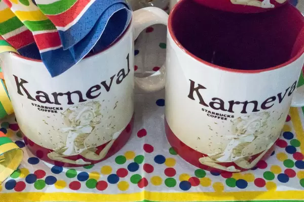 Karneval-Kaffeetassen im Starbucks