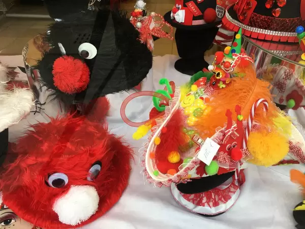 Karnevals-Dekoration: Hüte und Masken in Köln