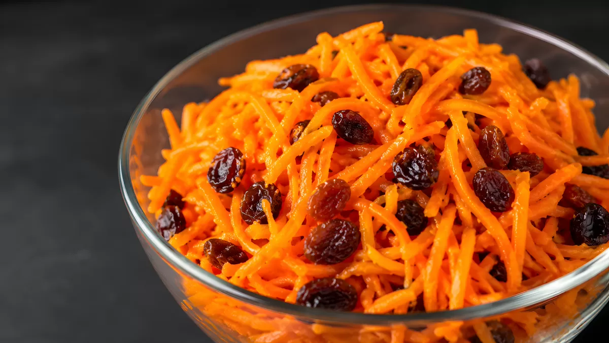 Karotten-Rosinen-Salat in einer Glasschüssel