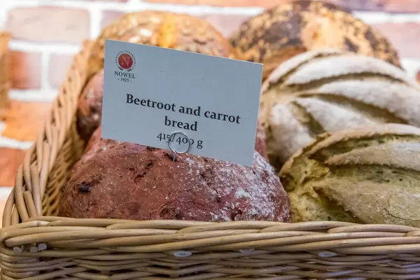 Karotten-/Rote Beete Brot in einem Weidenkorb