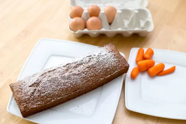 Karottenkuchen und die zwei wichtigsten Zutaten, Karotten und Eier