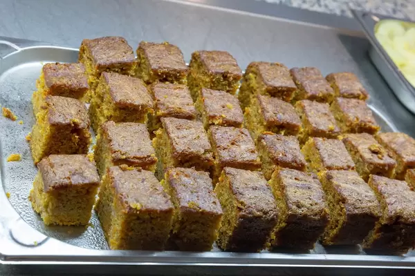 Karottenkuchenstückchen in Aluminium Servierbehälter