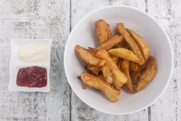 Kartoffel-Wedges mit Ketchup und Majo