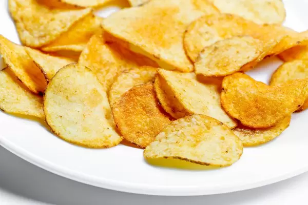Kartoffelchips auf einem weißen Teller