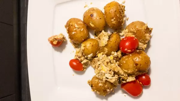 Kartoffeln, Rührei und Cherrytomaten