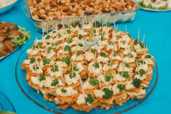 Kartoffelpfannkuchen mit Käsecreme und Petersilien auf einem Glasteller